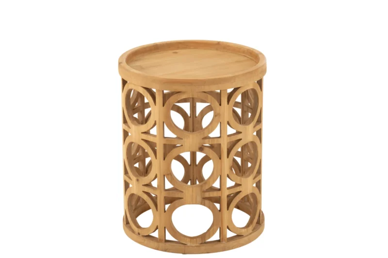 De Bijzettafel Snijwerk Vurenhout/MDF Natuurlijk is een ronde houten bijzettafel met een open rasterontwerp, ronde en geometrische uitsparingen aan de zijkanten en een glad, vlak bovenblad.