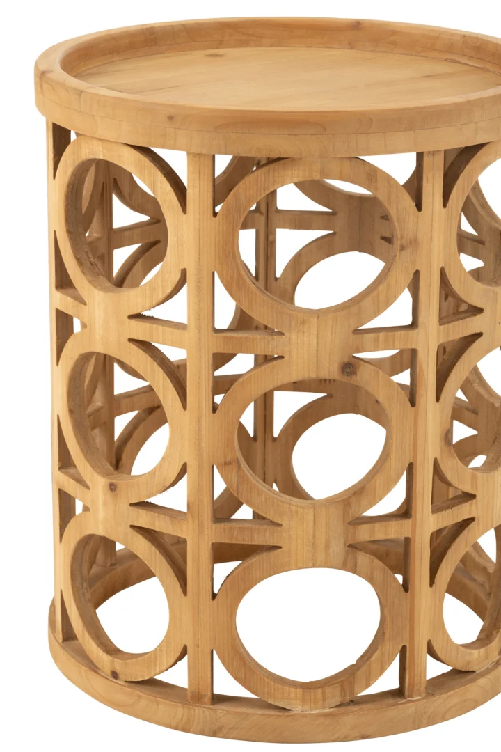 De Bijzettafel Snijwerk Vurenhout/MDF Natuurlijk is een ronde houten bijzettafel met een opengewerkt geometrisch ontwerp van kruisende cirkels en verticale steunen in een lichte natuurlijke afwerking.