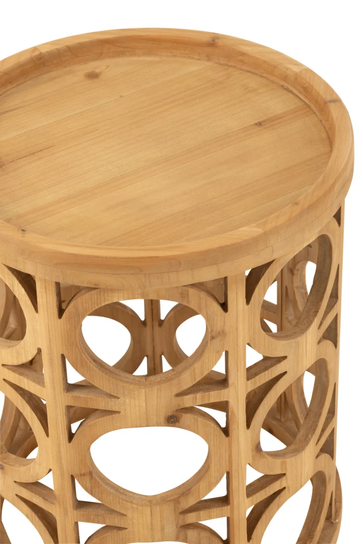 De Bijzettafel Snijwerk Vurenhout/MDF Natuurlijk is een ronde houten bijzettafel met een glad blad en een opengewerkt onderstel met ronde en ovale geometrische uitgesneden patronen.