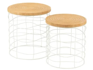 De Bijzettafel Wit 45 x 45 CM Vierkant is een vierkante bijzettafel gemaakt van grenenhout met een wit metalen onderstel met een rasterpatroon. Het compacte formaat maakt het ideaal om naast andere tafels van verschillende hoogtes te plaatsen.