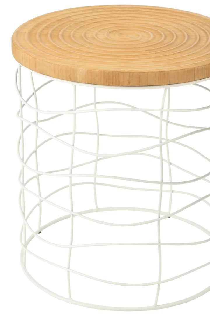 Een vierkante Bijzettafel Wit (45x45 cm) gemaakt van licht grenenhout met een wit metalen draadonderstel in een open, golvend patroon.