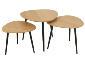 Set van 3 bijzettafels Palet van bamboe en metaal in natuur en zwart, met asymmetrische bladen en slanke zwarte poten, overlappend gestyled op een witte achtergrond.