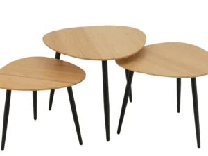 Set van 3 bijzettafels Palet van bamboe en metaal in natuur en zwart, met asymmetrische bladen en slanke zwarte poten, overlappend gestyled op een witte achtergrond.