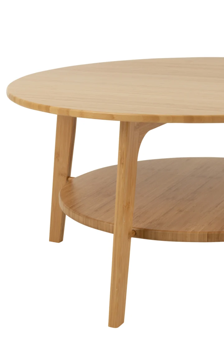 De Bijzettafel Rond Bamboe Natuurlijk Groot is een ronde salontafel met vier poten en een onderste plank, gemaakt van lichtgekleurd bamboe. Het ontwerp is eenvoudig en modern, perfect voor eigentijdse ruimtes.