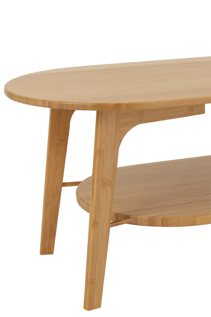 Een close-up van de Salontafel 45 x 40 CM Vierkant Bamboe, een vierkante salontafel van bamboe met afgeronde hoeken, schuine poten, een gladde lichte afwerking en een extra onderste plank voor extra opbergruimte.