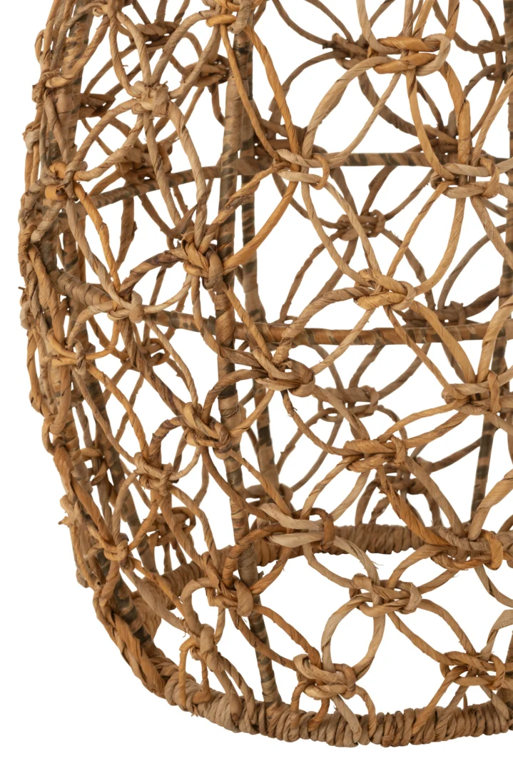 Close-up van de Bijzettafel 30 x 30 CM Ijzer, met een open, cirkelvormig ontwerp met een ingewikkeld, kriskras metalen patroon dat doet denken aan geweven rotan of riet.