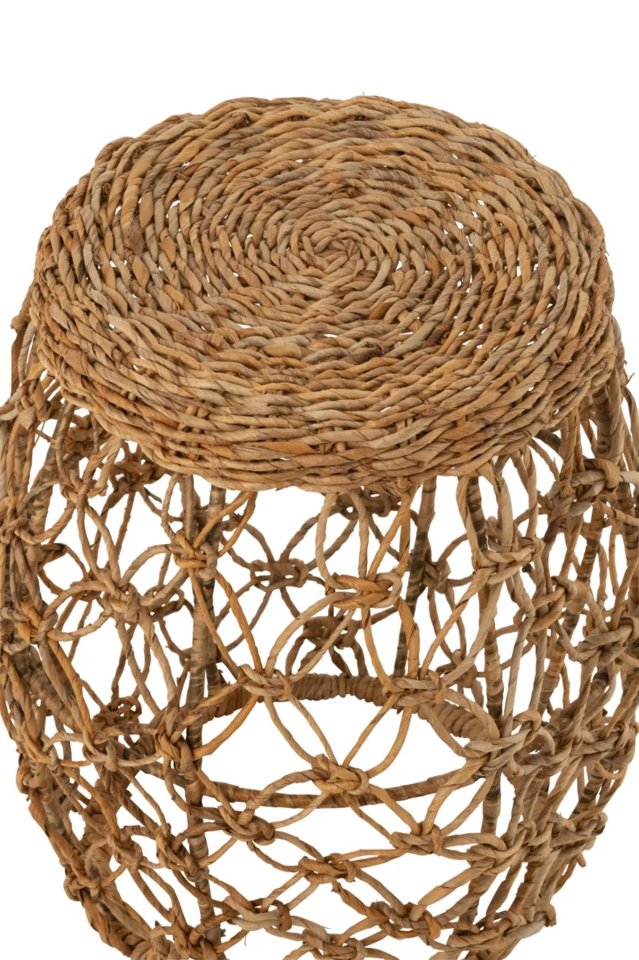 De Bijzettafel 30 x 30 CM Ijzer is een ronde, geweven rotan kruk met een open basis en strak geweven bovenkant. De natuurlijke vezels zorgen voor een rustieke uitstraling. Het product wordt getoond tegen een witte achtergrond.