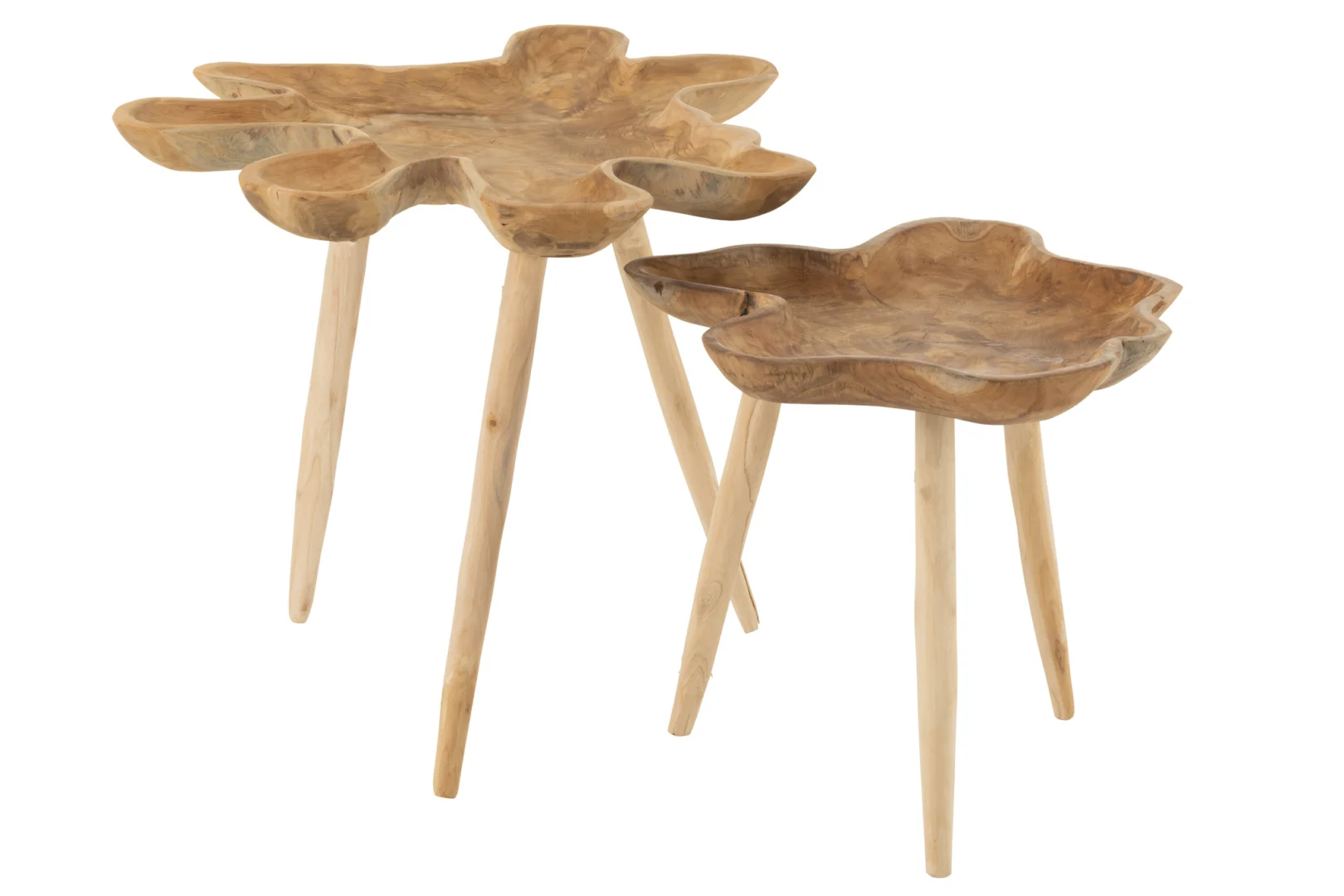 Een paar Bijzettafels Teakhout 60 x 60 CM met organisch gevormde teakhouten bladen en elk drie slanke poten. Ze staan op verschillende hoogtes en hebben een natuurlijke afwerking die de houtnerf benadrukt.