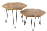 De Set van 2 bijzettafels Hexagone Teak Hout/Metaal Natuurlijk bestaat uit twee zeshoekige bijzettafels met een blad van teakhout en poten van zwart metaal, waarvan de ene iets hoger is, naast elkaar op een witte achtergrond.