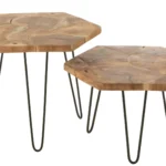 De Set van 2 bijzettafels Hexagone Teak Hout/Metaal Natuurlijk bestaat uit twee zeshoekige bijzettafels met een blad van teakhout en poten van zwart metaal, waarvan de ene iets hoger is, naast elkaar op een witte achtergrond.