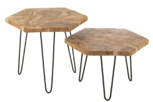 De Set van 2 bijzettafels Hexagone Teak Hout/Metaal Natuurlijk bestaat uit twee zeshoekige bijzettafels met een blad van teakhout en poten van zwart metaal, waarvan de ene iets hoger is, naast elkaar op een witte achtergrond.