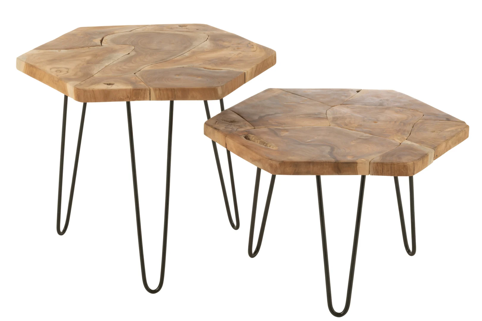 De Set van 2 bijzettafels Hexagone Teak Hout/Metaal Natuurlijk bestaat uit twee zeshoekige bijzettafels met een blad van teakhout en poten van zwart metaal, waarvan de ene iets hoger is, naast elkaar op een witte achtergrond.
