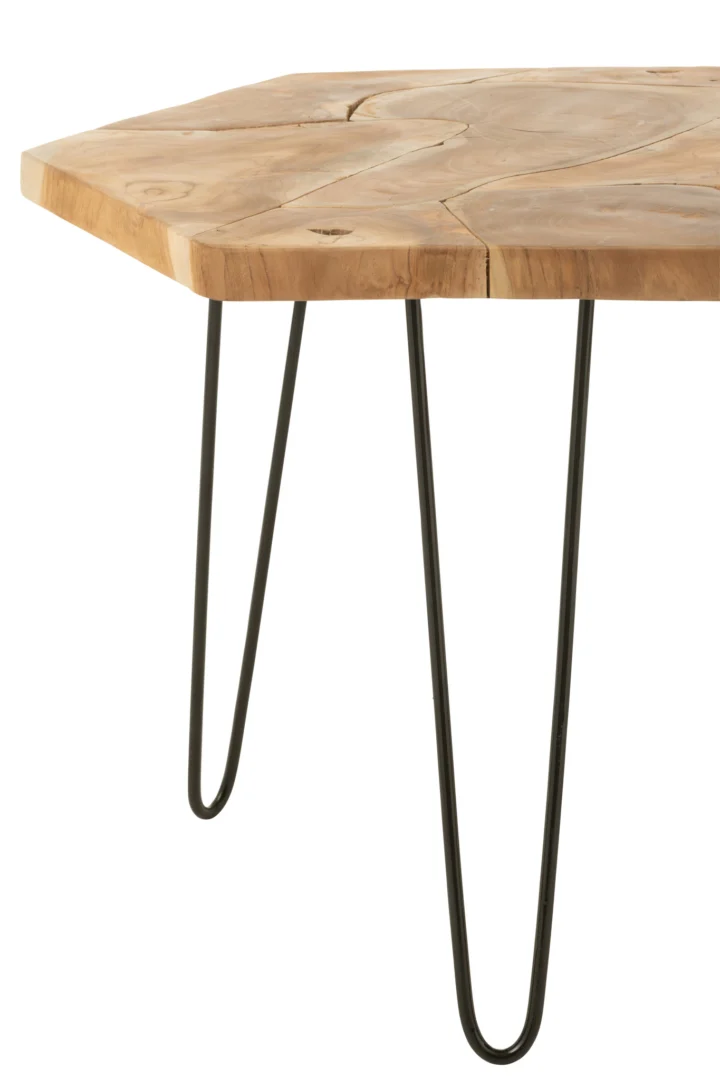 Een close-up van de Set van 2 bijzettafels Hexagone met een teak houten blad met natuurlijke nerven en scheurtjes, roestend op dunne, zwarte metalen haarspeldpotten.