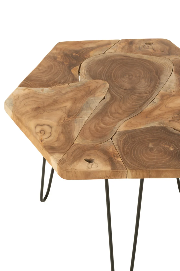 De Set van 2 bijzettafels Hexagone heeft hexagonale bladen van natuurlijk teakhout met karakteristieke nerven en scheuren, en staat op slanke, zwarte metalen haarspeldpotten.