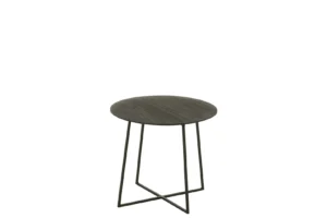 De Bijzettafel Zwart is een kleine, ronde bijzettafel (45 x 45 cm) gemaakt van teakhout met een donkere afwerking en heeft een dun metalen onderstel met drie kruisende poten, afgebeeld tegen een effen witte achtergrond.