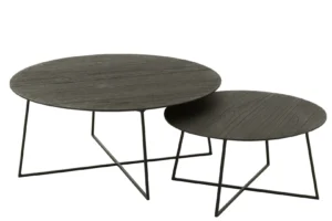 De Bijzettafel Zwart 80 x 80 CM Rond heeft moderne ronde nesttafels met een blad van donker teakhout en slanke zwarte metalen poten. De kleinere tafel schuift gedeeltelijk onder de grotere voor een ruimtebesparende stijl.