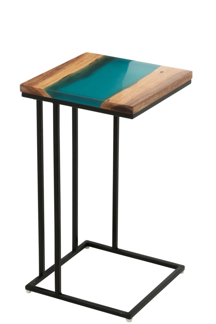 De Bijzettafel Vierkant Acaciahout/Hars Natuurlijk/Blauw is een kleine vierkante bijzettafel met een blad van natuurlijk acaciahout dat wordt geaccentueerd door een glanzend blauwe harsrivier, ondersteund door een minimalistisch zwart metalen frame.