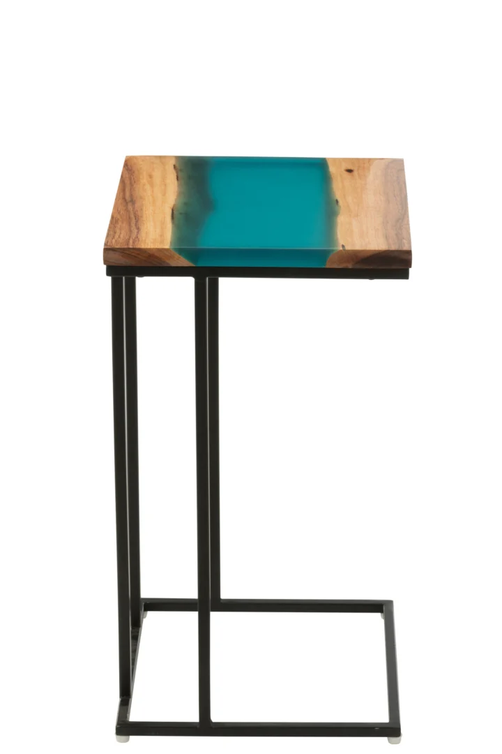 De Bijzettafel Vierkant is een kleine bijzettafel met een zwart metalen frame en een rechthoekig acaciahouten blad, met een natuurlijk/blauw epoxyhars rivierontwerp dat door het midden loopt.