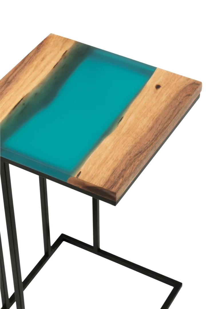 Een close-up van de Bijzettafel Vierkant Acaciahout/Hars Natuurlijk/Blauw toont het vierkante blad met natuurlijke acaciahouten randen, een blauw hart van hars en een stevig zwart metalen frame.