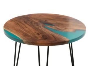 Bijzettafel Blauw Rond Acaciahout met een houten blad met een blauw hars riviermotief en zwart metalen haarspeldpoten, afgebeeld op een witte achtergrond.