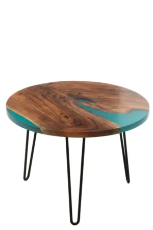 Bijzettafel Blauw Rond Acaciahout met een houten blad met een blauw hars riviermotief en zwart metalen haarspeldpoten, afgebeeld op een witte achtergrond.