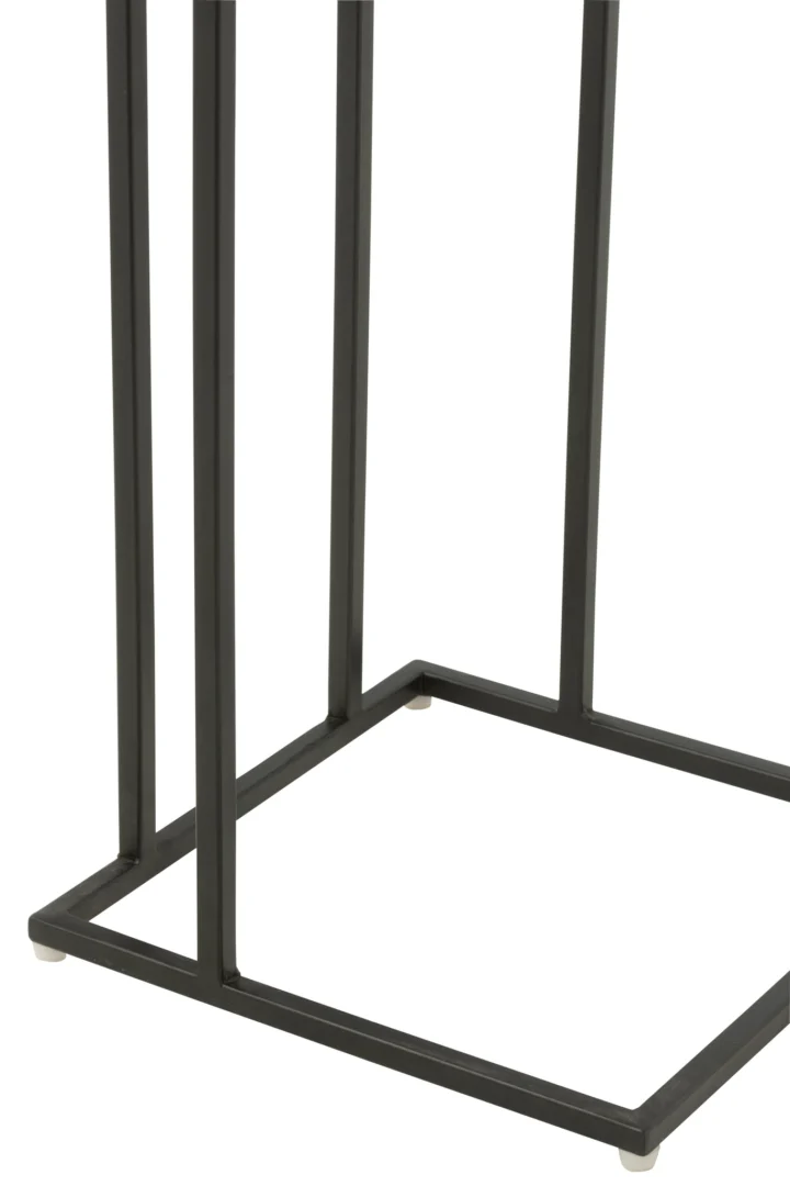 Close-up van het onderste deel van de Bijzettafel Zwart Vierkant Acaciahout, met een zwart metalen frame met strakke, rechte lijnen die een vierkante basis vormen, waarschijnlijk onderdeel van de stevige ondersteuningsstructuur.