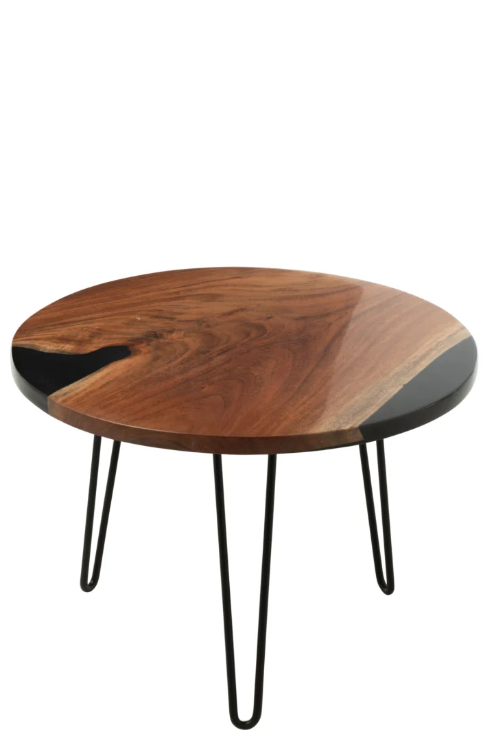 De Bijzettafel Zwart is een ronde bijzettafel (54 x 54 cm) gemaakt van acaciahout met een naturelkleurig blad en zwarte harsaccenten, op drie zwarte metalen haarspeldpoten.