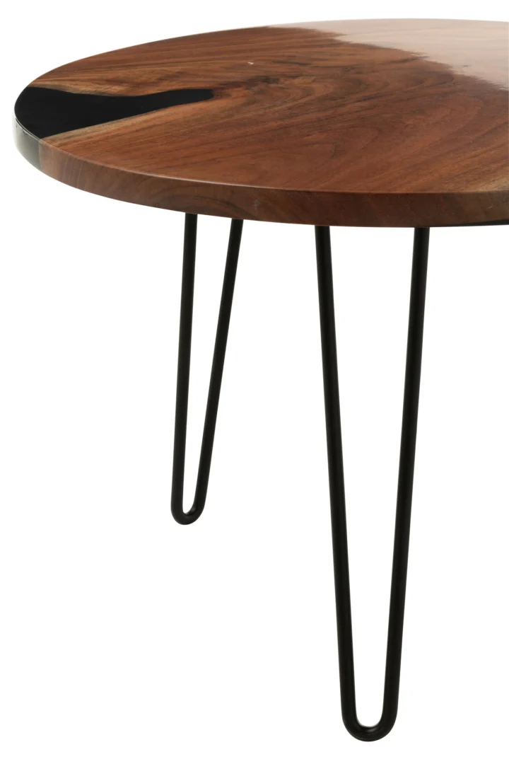 De Bijzettafel Zwart is een ronde tafel van 54 x 54 cm gemaakt van acaciahout, met een donker randdetail, een glad blad en drie slanke zwarte metalen haarspeldpoten.