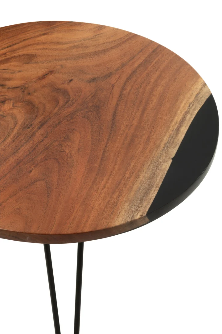 De Bijzettafel Zwart 54 x 54 CM Rond heeft een rond acaciahout tafelblad met natuurlijke nerf, een zwart accent op één rand en slanke zwarte metalen poten.