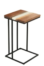 De Bijzettafel Wit 88 CM Vierkant Acaciahout is een moderne bijzettafel met een vierkant acaciahouten blad met veelkleurige ingelegde strepen en een minimalistisch zwart metalen geometrisch frame.