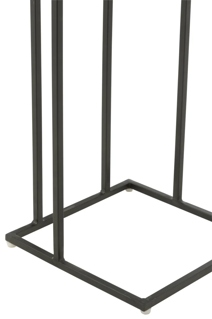 Close-up van het onderstel van de Bijzettafel Wit 88 CM Vierkant Acaciahout, waarop vier zwarte metalen poten te zien zijn die met elkaar verbonden zijn door een vierkante steun aan de onderkant.