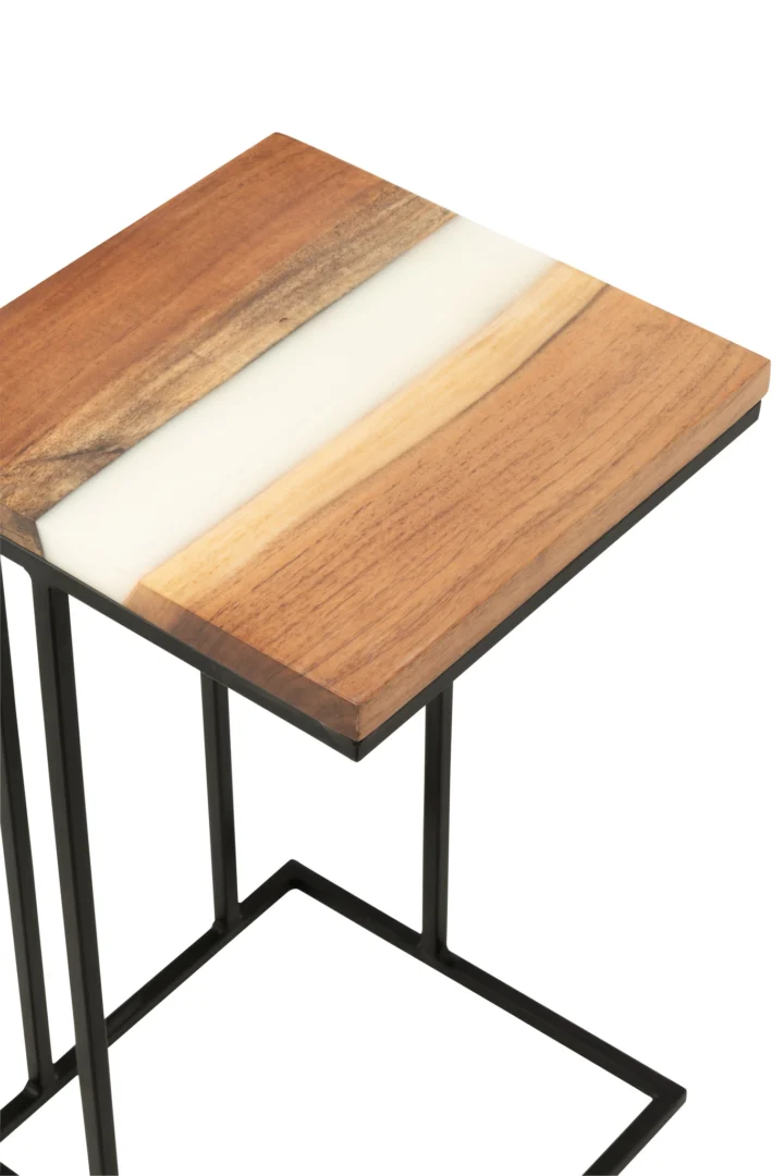 De Bijzettafel Wit 88 CM Vierkant Acaciahout is een compacte vierkante bijzettafel met een blad van acaciahout met een witte harsstreep, op een slank zwart metalen frame.
