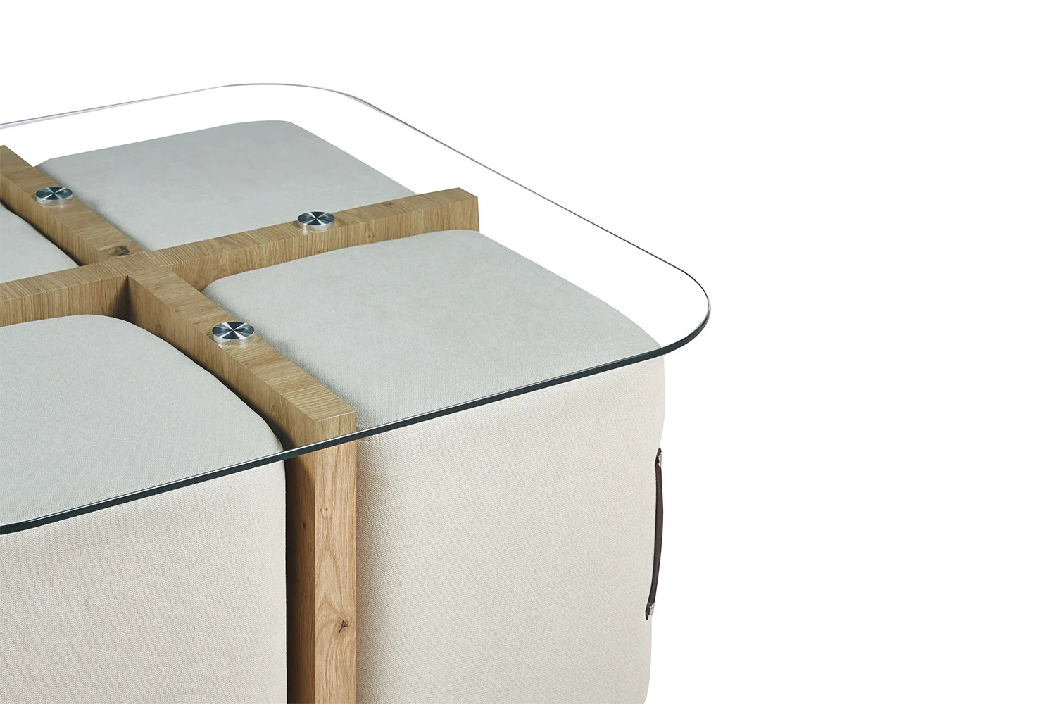 Een hoekaanzicht van de Salontafel Klassiek Tijdloos Design-een moderne tafel met een helder glazen blad, een houten onderstel en beige zitkussens.