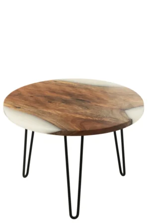 De Bijzettafel Wit Rond Acaciahout is een ronde salontafel met een blad van natuurlijk acaciahout, witte harsaccenten en drie zwarte metalen haarspeldpoten.