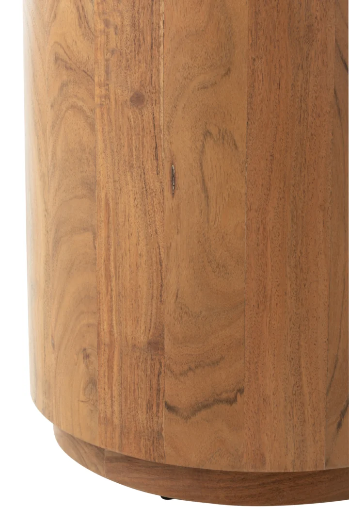Close-up van de Bijzettafel 45 x 45 CM Rond Acaciahout, die het cilindrische acaciahouten oppervlak laat zien met gladde, lichtbruine panelen, versterkt door natuurlijke donkere wervelingen en knopen in de nerf.