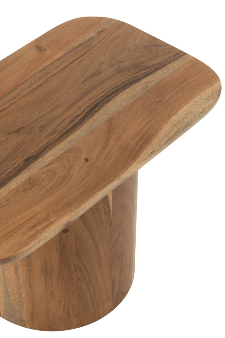 Een close-up van de Set van 2 bijzettafels Acaciahout/MDF Natuurlijk, moderne houten bijzettafels met rechthoekige bladen en afgeronde hoeken, met natuurlijke houtnerf en een cilindrisch onderstel, gefotografeerd op een witte achtergrond.