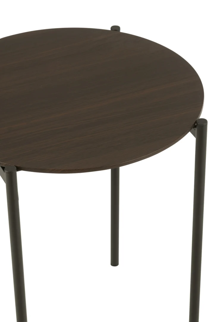 De Bijzettafel Bruin, een ronde metalen bijzettafel van 43 x 43 cm in donkerbruin, staat op drie slanke zwarte poten en wordt getoond tegen een witte achtergrond.
