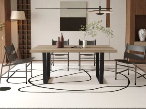 Een moderne eetkamer is voorzien van de UITVERKOOP - Tafel 'Armin' 180 cm Decor Mango, vier stoelen, minimalistische inrichting, een vaas met een tak op tafel bovenop een wit vloerkleed met zwarte lijnen, plus kunstwerken, planken en warme verlichting.