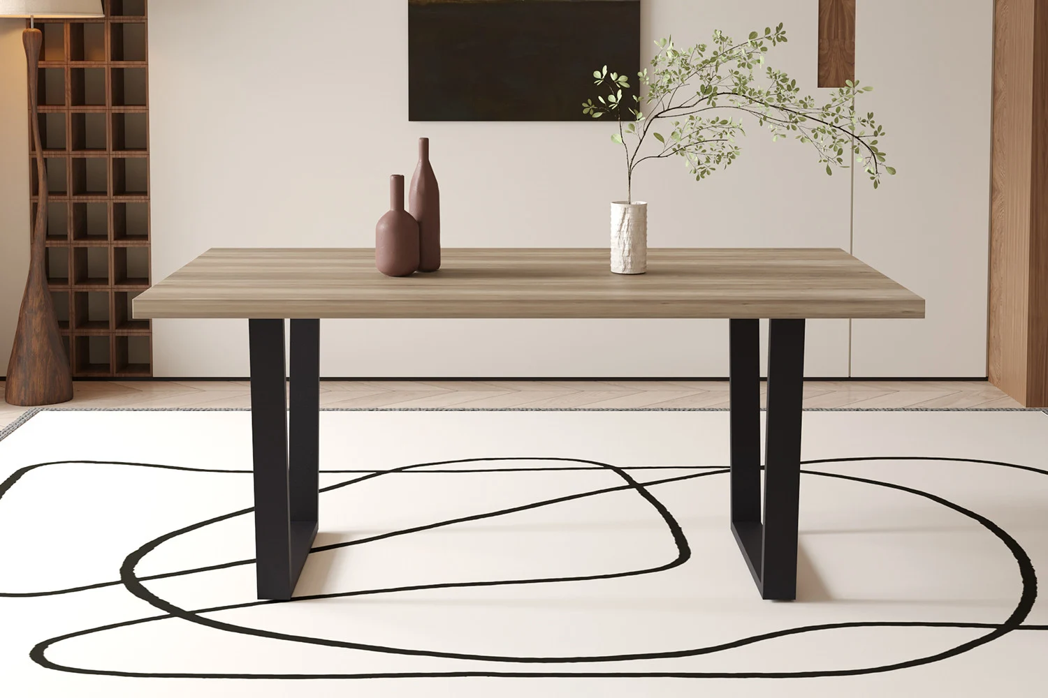 De UITVERKOOP - Tafel 'Armin' 180 cm Decor Mango heeft een modern houten ontwerp met zwarte metalen poten, geplaatst op een wit kleed met zwarte lijnen. De tafel is minimalistisch vormgegeven en bevat twee bruine vazen en een witte vaas met groene bladeren.