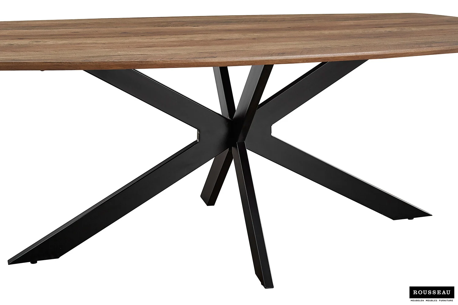 De Tafel 'Aziz' 200 cm heeft een Deens ovaal decor mangohouten blad en zwart metalen hoekige poten in een X-vorm, tegen een witte achtergrond.