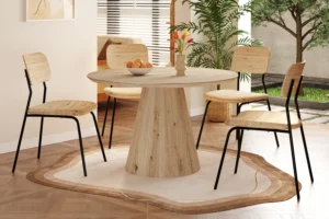 De Tafel 'Tigo' 120 cm Rond Decor Oude eik staat in een lichte kamer met grote ramen, omringd door vier stoelen, een geometrisch vloerkleed, groene planten en een schaal met fruit op tafel.