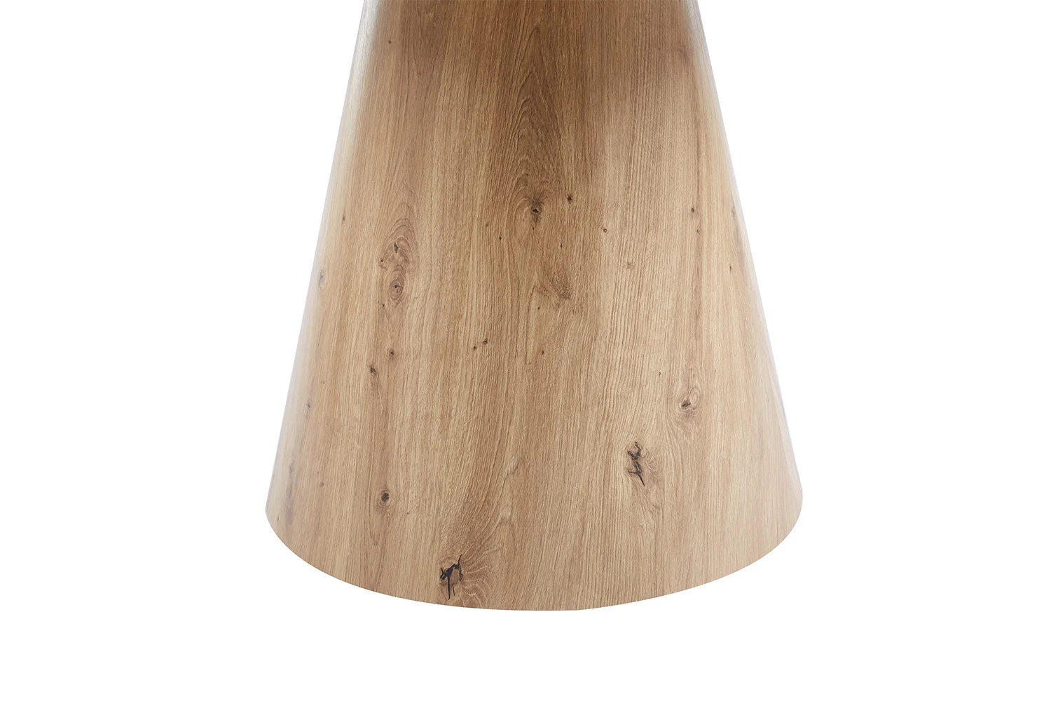 Een close-up van de voet van de Tafel 'Tigo' 120 cm Rond Decor Oude eik, die de glad afgewerkte, kegelvormige houten voet met een lichtbruine tint en natuurlijke houtnerfpatronen laat zien.