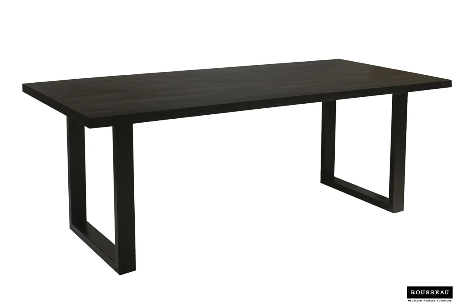 De UITVERKOOP - Tafel 'Nicola' is een moderne, rechthoekige tafel van zwart mangohout (180 cm) met een plat blad en twee stevige U-vormige poten, met een minimalistisch design. Het merklogo van Rousseau staat rechtsonder.