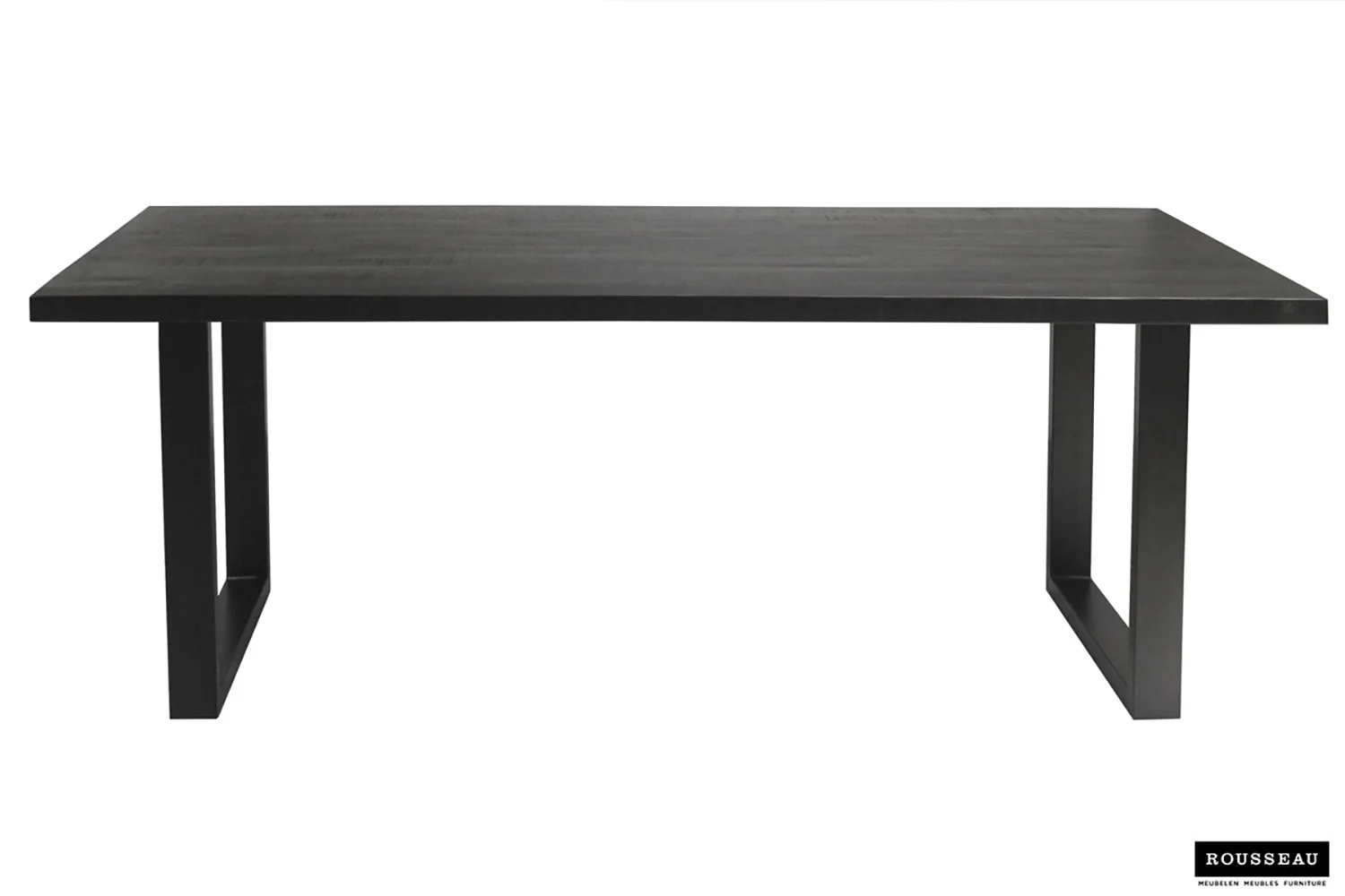 UITVERKOOP - Tafel 'Nicola': moderne, rechthoekige eettafel van zwart mango hout (180 cm) met plat blad en brede, rechthoekige poten aan beide uiteinden. Rousseau logo rechtsonder.