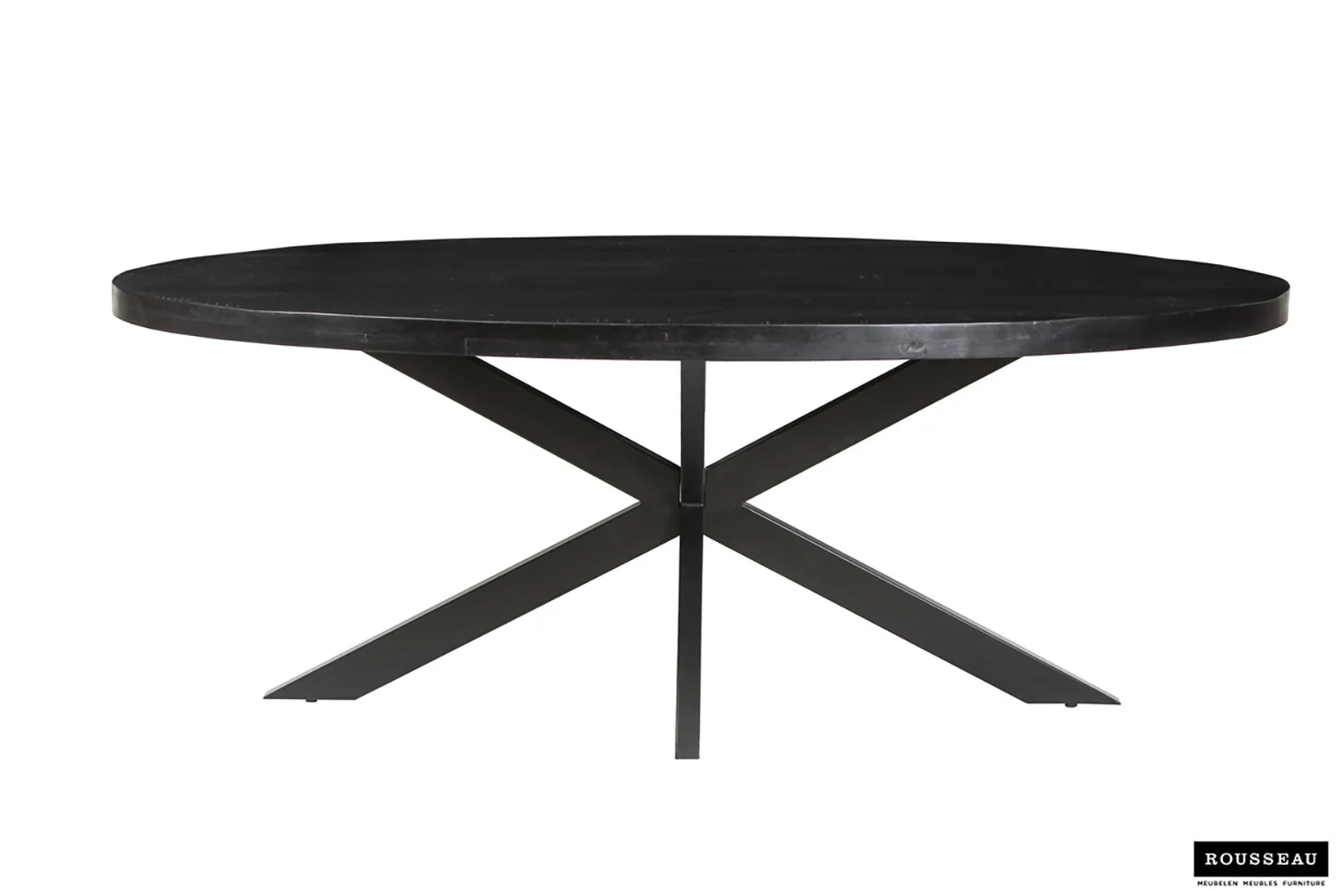 De Tafel 'Alexa' 200 cm Ovaal Mango hout zwart is een moderne zwarte ovale eettafel met een glad blad en stevige X-vormige metalen poten, tegen een witte achtergrond. Het merklogo van Rousseau is zichtbaar in de rechterbenedenhoek.