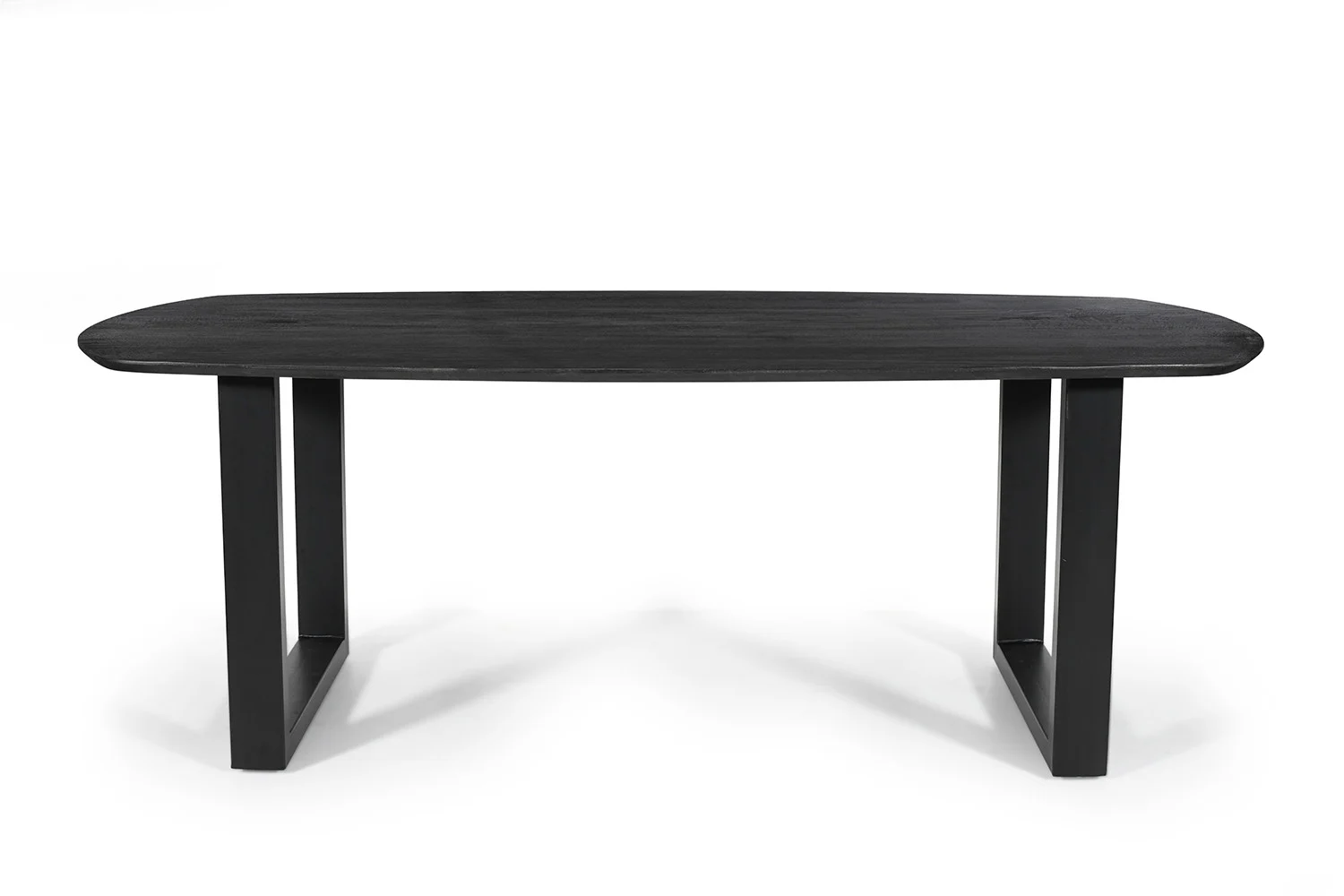 UITVERKOOP - Tafel 'Tommy' 220x100 cm: een moderne zwart ovale mangohouten eettafel met U-poten, met afgeronde hoeken, tegen een effen witte achtergrond.