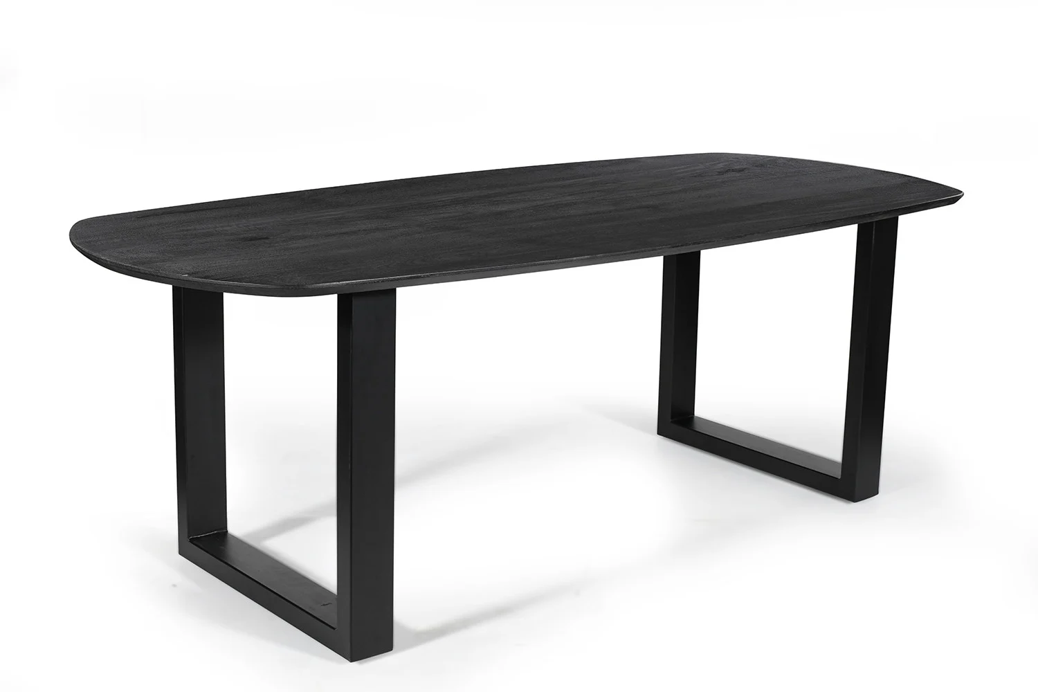 De UITVERKOOP - Tafel 'Tommy' 220x100 cm is een moderne, zwart Deense ovale tafel van mangohout met U-vormige metalen poten, tegen een effen witte achtergrond.