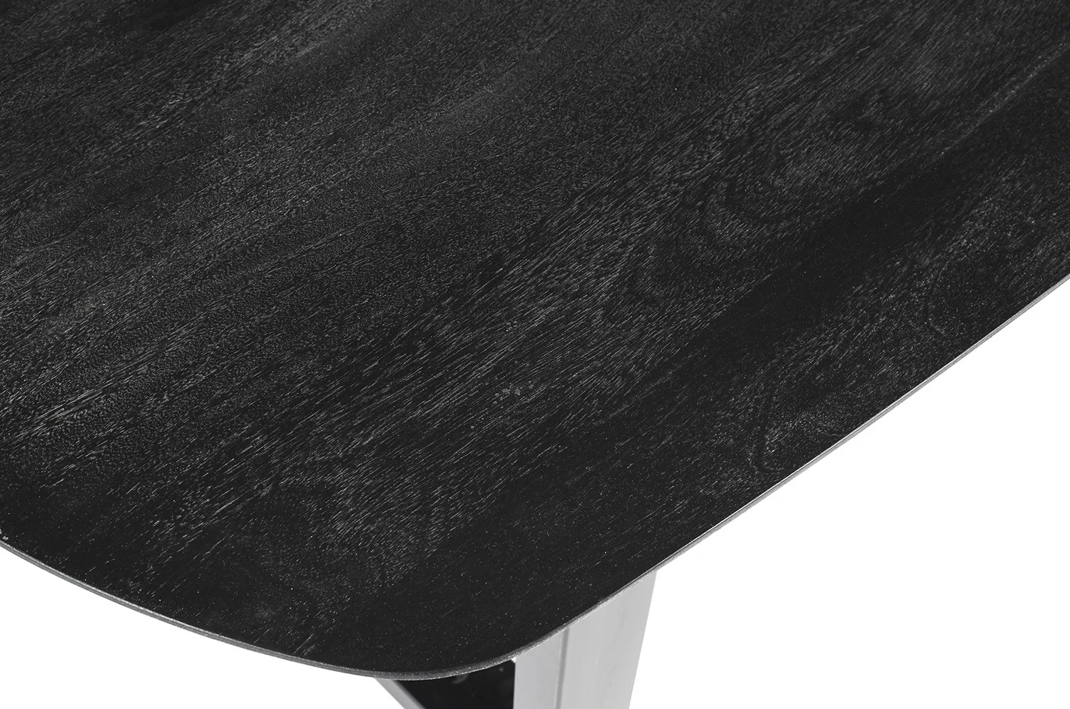 Close-up van UITVERKOOP - Tafel 'Tommy' 220x100 cm: hoekdetail met zwart mangohout met zichtbare nerf, glad oppervlak en metalen U-poten tegen een witte achtergrond.