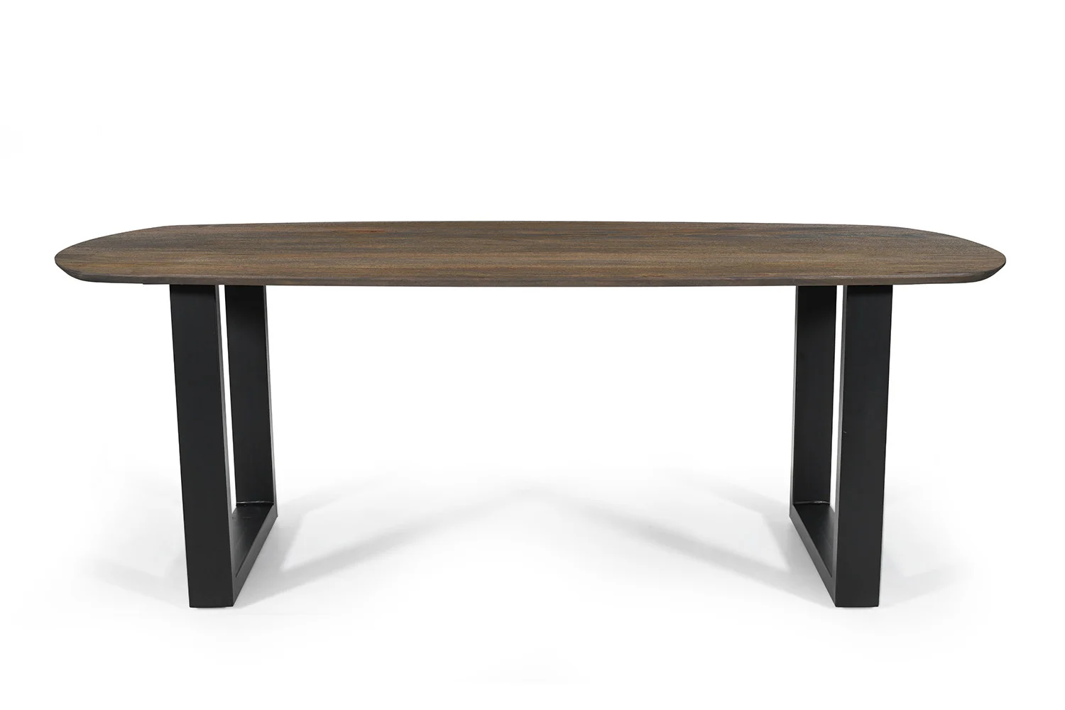 De UITVERKOOP - Tafel 'Tommy' 220x100 cm heeft een Deense ovale vorm, U-vormige zwart metalen poten en een tabakskleurig mangohouten blad, tegen een effen witte achtergrond.