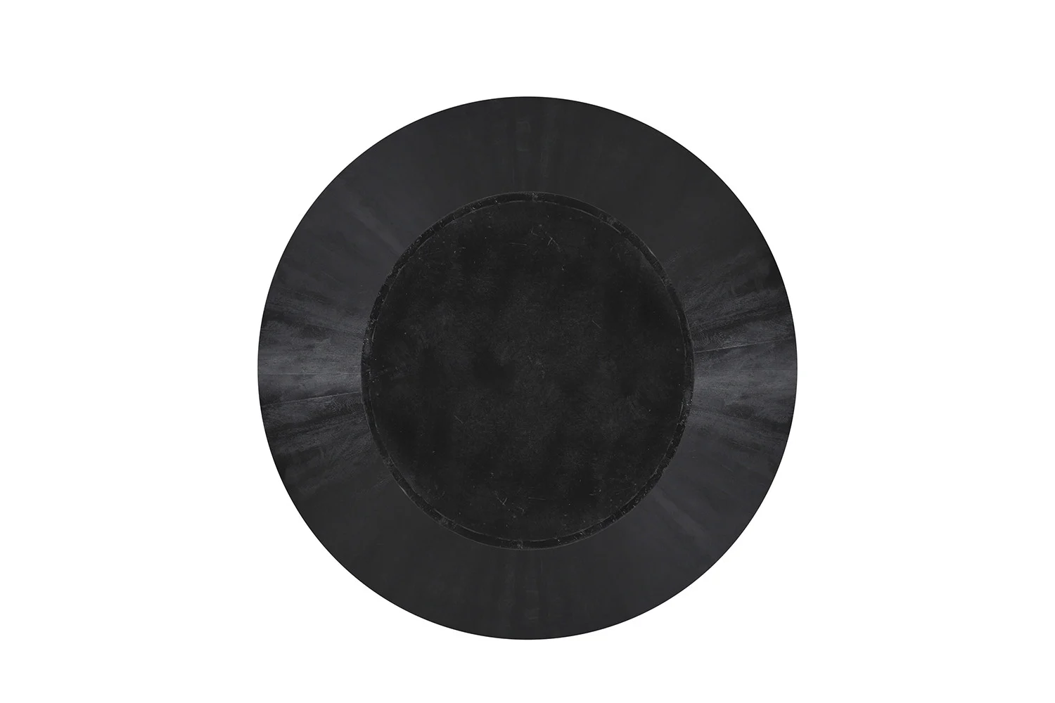 De Tafel 'Tommy' 130 cm Rond Mango hout Zwart is een ronde tafel van zwart mangohout met een licht gestructureerd oppervlak, van bovenaf gezien op een witte achtergrond en lijkend op een grote schijf.